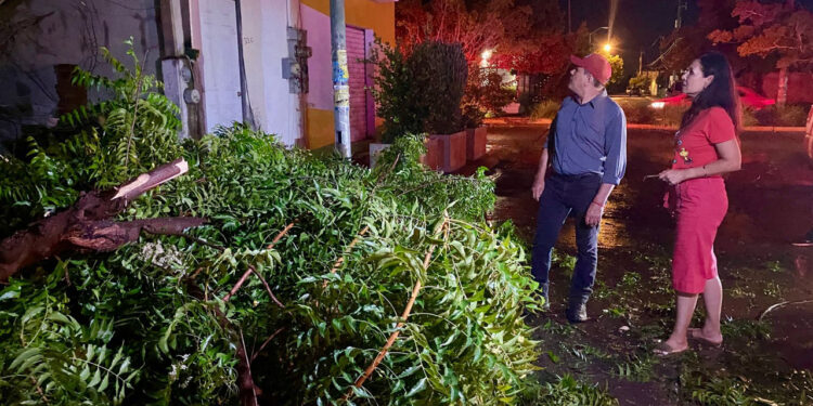 Recorre Edgar González la ciudad, para encabezar brigadas de apoyo, luego de las lluvias