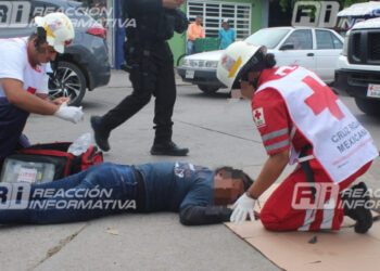 Una mujer resulta lesionada en choque de auto y moto en la Santa Rosa