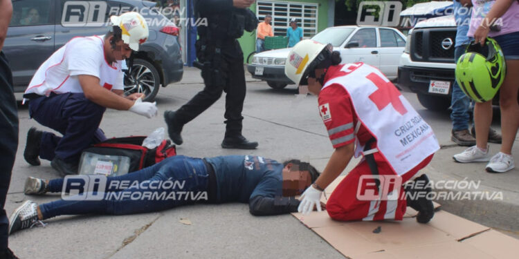 Una mujer resulta lesionada en choque de auto y moto en la Santa Rosa
