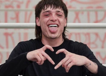 Usuarios defienden a Peso Pluma tras brutal tacleada de su guardaespaldas a un fan