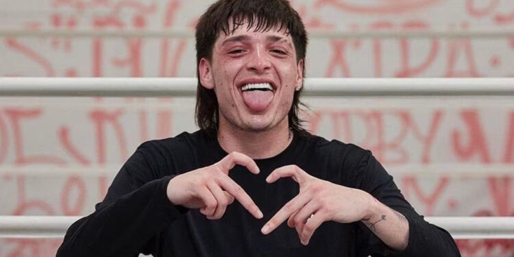 Usuarios defienden a Peso Pluma tras brutal tacleada de su guardaespaldas a un fan