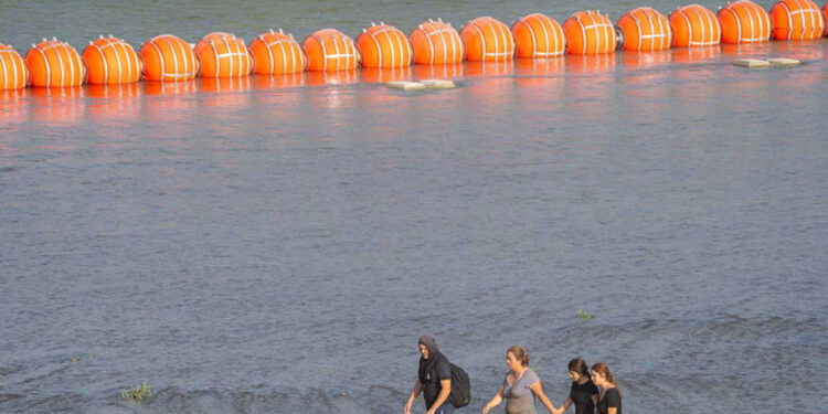 López Obrador agradece a Biden por demanda contra gobernador de Texas por boyas