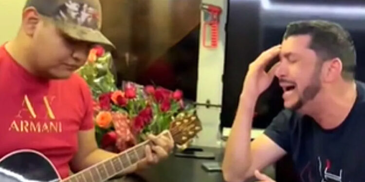 Luis Ángel ‘El Flaco’ LLORA y canta en funeral de su hija, María Fernanda