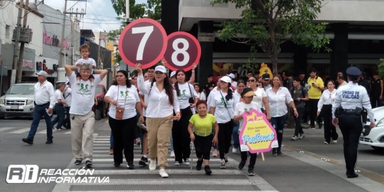 Con caminata culiacanenses celebran el Día Mundial del Peatón
