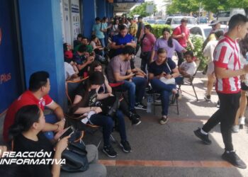 Con largas filas inicia venta de boletos para el Palenque 2023 en Culiacán