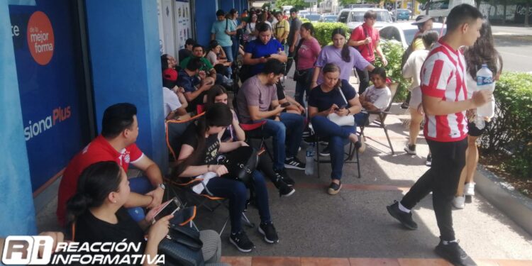 Con largas filas inicia venta de boletos para el Palenque 2023 en Culiacán