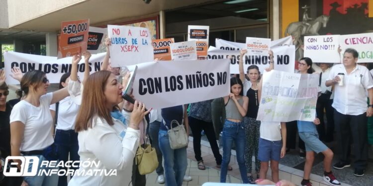 Pide Vía Familia a Gobernador retirar los libros de texto de los planteles educativos
