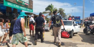 Elementos de la Policía Acuática ponen a salvo a cinco personas en tres diferentes intervenciones