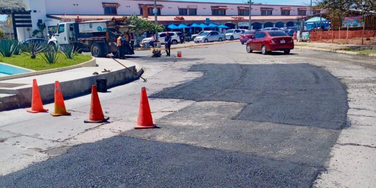 Sin parar trabajos de bacheo en Mazatlán.