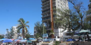 Playa pinitos pierde certificación por derrame de aguas negras