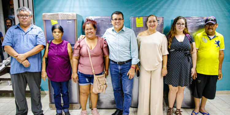 ¡Se cumplió! Gobierno de Mazatlán entrega cuatro refrigeradores a vecinos del Fraccionamiento Hogar del Pescador