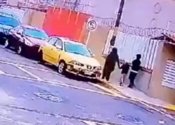 Graban violento asalto a dos mujeres y un niño: en segundos les arrebataron sus pertenencias