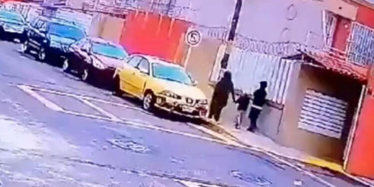 Graban violento asalto a dos mujeres y un niño: en segundos les arrebataron sus pertenencias