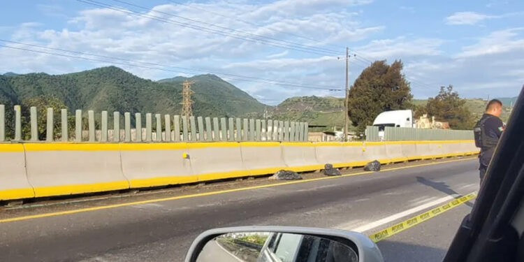Abandonan en Veracruz cabeza humana en puente y restos sobre autopista