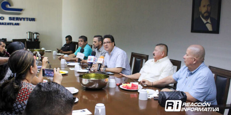 “De la formalidad a la informalidad”: Canaco reporta anomalías en el programa de uniformes y útiles escolares