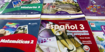 Es irresponsable tener libros de texto gratuitos con errores y también llamar a destruirlos, asegura académico