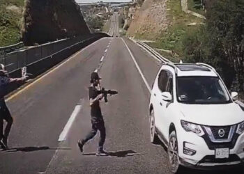 VIDEO: Despojan a pareja de su auto en autopista de San Juan de los Lagos hacia Jalostotitlán, Jalisco