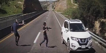 VIDEO: Despojan a pareja de su auto en autopista de San Juan de los Lagos hacia Jalostotitlán, Jalisco