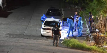 Abandonan taxi en Acapulco con restos humanos