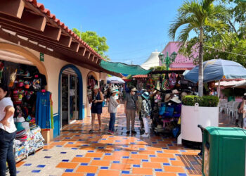 Regresan cruceros a Mazatlán tras mal tiempo por “Hilary”