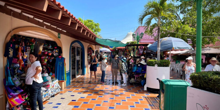 Regresan cruceros a Mazatlán tras mal tiempo por “Hilary”