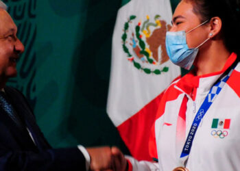 López Obrador resalta labor de atleta mexicana y niños en competencia de matemáticas