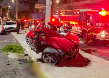 Hombre pierde la pierna tras chocar un Camaro a gran velocidad, su acompañante murió