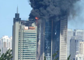 Incendio consume edificio de 20 pisos en China; graban momento del incidente