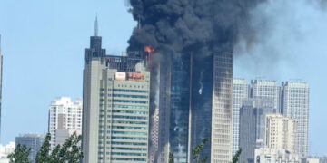 Incendio consume edificio de 20 pisos en China; graban momento del incidente