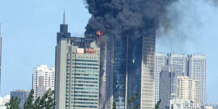 Incendio consume edificio de 20 pisos en China; graban momento del incidente