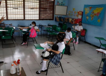 Bala perdida alcanza a maestro mientras daba clases en primaria de Veracruz