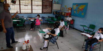Bala perdida alcanza a maestro mientras daba clases en primaria de Veracruz