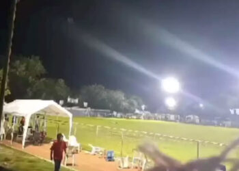 Mujer irrumpe en partido y mata a presunto narco en GRO; también muere ella