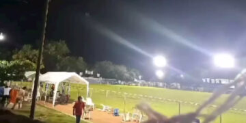 Mujer irrumpe en partido y mata a presunto narco en GRO; también muere ella