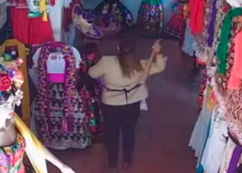 Video: Captan momento en el que mujer golpea con un bat a abuelita en Michoacán