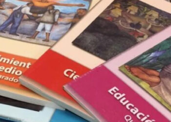 AMLO presume apoyo del SNTE ante polémica por nuevos libros de texto