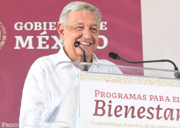 “No se desesperen, no hay que darse por vencidos”: AMLO a aspirantes presidenciales de 4T que no ganen