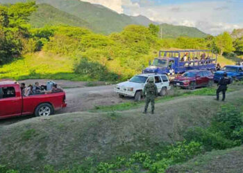 Quema de casas y enfrentamientos lleva a 200 personas a abandonar la sierra de Sinaloa