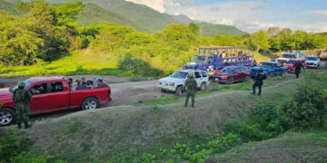 Quema de casas y enfrentamientos lleva a 200 personas a abandonar la sierra de Sinaloa