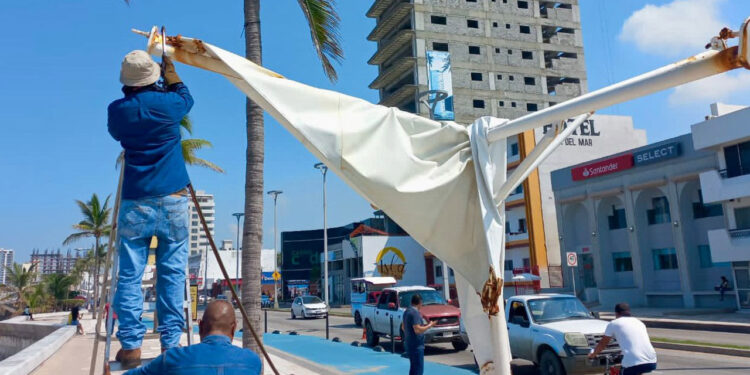 Retiran mobiliario deteriorado del malecón, se repondrá para ofrecer una mejor imagen turística
