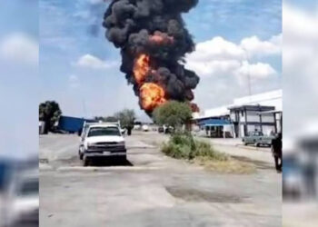 VIDEO: Se incendia pipa de gas al interior de fábrica en Salinas Victoria, Nuevo León