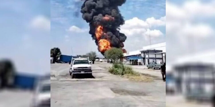 VIDEO: Se incendia pipa de gas al interior de fábrica en Salinas Victoria, Nuevo León