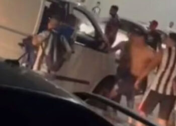 Aficionados de Rayados golpean a trabajadores de una ambulancia