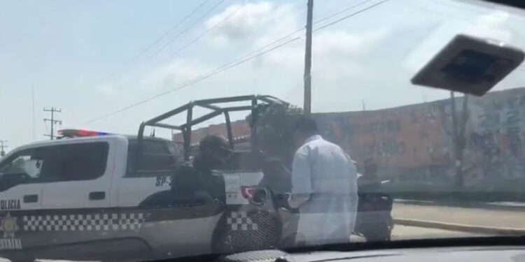 Policía de Veracruz detiene y encañona a Manuel Velasco y su equipo