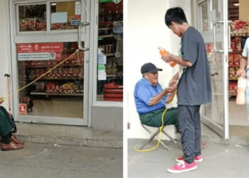Abuelito genera ingresos innovando como “portero” en una tienda Oxxo