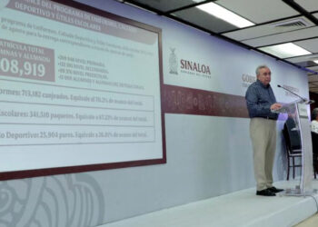 Empezamos a buen tiempo y ya casi terminamos de entregar los Uniformes, Útiles y Calzado Escolar gratuito dice el Gobernador Rubén Rocha en la Semanera