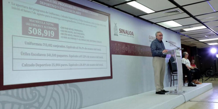 Empezamos a buen tiempo y ya casi terminamos de entregar los Uniformes, Útiles y Calzado Escolar gratuito dice el Gobernador Rubén Rocha en la Semanera