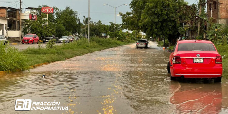 Fuerte lluvia sorprende a mazatlecos el día de hoy, ¿Seguirá lloviendo más tarde?