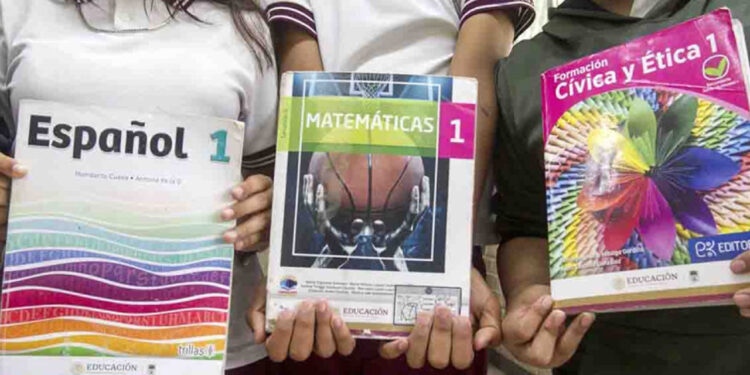 Gobernador de Durango pide confiar en maestros para adaptar libros de texto