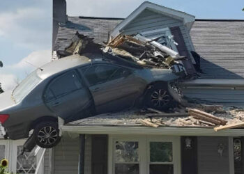 Automóvil impacta el segundo piso de una casa; habría sido intencional